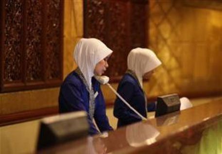 Receptionists con velo islamico in un hotel © ANSA