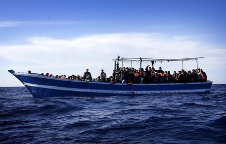Immigration: ship frigate Espero patrol Mediterranean Sea © ANSA