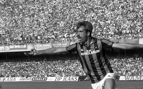 Il giocatore del Milan Pietro Paolo Virdis, esulta per il suo gol in Napoli-Milan il primo maggio 1988 © ANSA