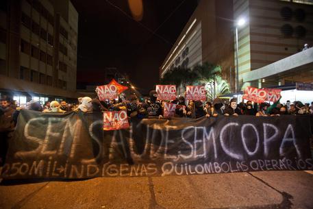 Una manifestazione di protesta a San Paolo contro i Mondiali © ANSA 
