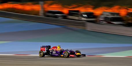 Daniel Ricciardo nella seconda sessione di prove del Gran Premio del Bahrain © EPA