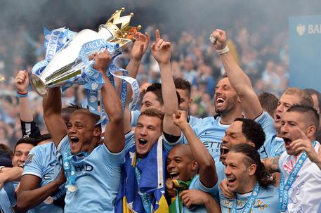 Il capitano del Manchester City Vincent Kompany solleva il trofeo dei vincitori della Premier League © EPA