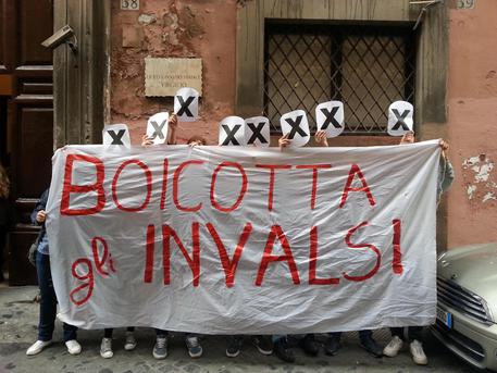 Oggi gli studenti romani stanno boicottando i test INVALSI © ANSA