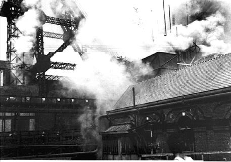 L'immagine dell'8 agosto 1956 mostra l'incendio nella miniera di Bois du Cazier che provocò la morte di 268 minatori © ANSA 