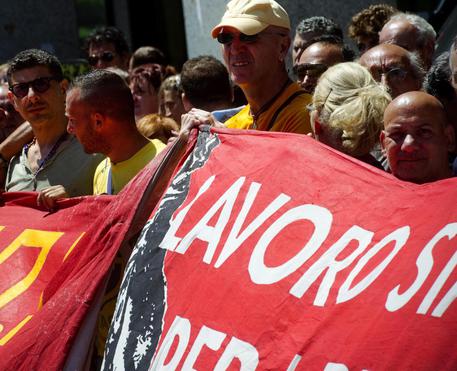 Striscioni esposti dai disoccupati in piazza a Napoli in una foto di archivio (foto: ANSA )
