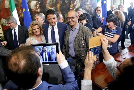 Renzi posa per una foto di gruppo con alcuni rappresentanti sindacali di Electrolux © ANSA