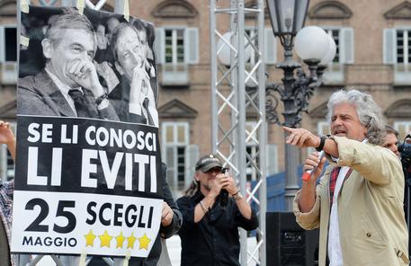 Il leader del Movimento 5 Stelle Beppe Grillo in Piazza Castello a Torino per un comizio elettorale © ANSA