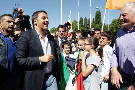 Matteo Renzi all'arrivo a Medolla per l'incontro con i sindaci e gli amministratori dei comuni terremotati dell'Emilia, 17 maggio 2014 © ANSA