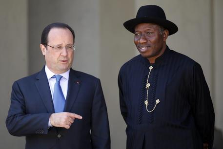 Il presidente della Nigeria accolto da Hollande a Parigi © EPA
