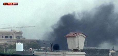 Un convoglio di blindati davanti alla sede del Parlamento a Tripoli (foto: ANSA)