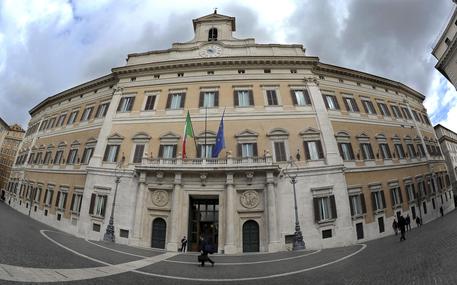 Una veduta del palazzo del Parlamento a piazza Montecitorio a Roma © ANSA