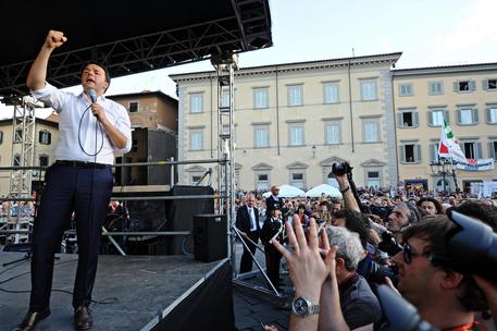 Il presidente del Consiglio Matteo Renzi durante il suo intervento a Prato © ANSA