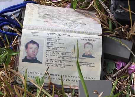 IL passaporto di Andrea Rocchelli © EPA