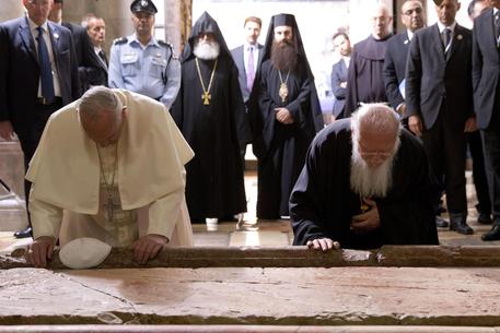 papa Francesco nella cerimonia ecumenica al Santo Sepolcro, insieme al patriarca di Costantinopoli Bartolomeo © EPA