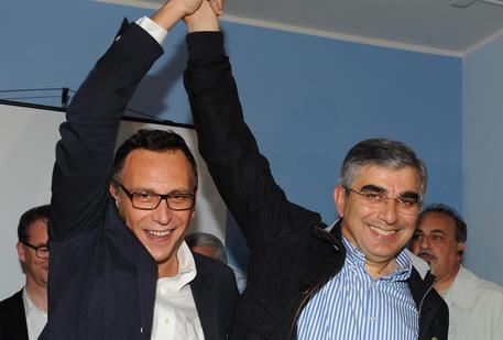 Il nuovo presidente della Regione Abruzzo Luciano D'Alfonso (d) con il candidato a sindaco di Pescara Marco Alessandrini (s) © ANSA
