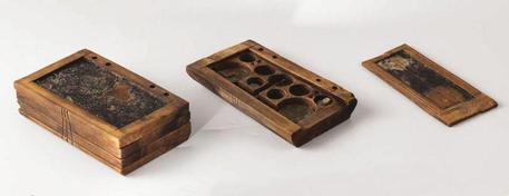 Vecchio di 1.200 anni, ecco il tablet dell'antichità: una scatola di legno con coperchio scorrevole che conteneva tavolette ricoperte di cera sulle quali prendere appunti. © ANSA