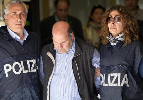 Riccardo Viti, l'omicida della donna romena, mentre viene condotto dagli agenti della Questura di Firenze nel carcere di Sollicciano © ANSA