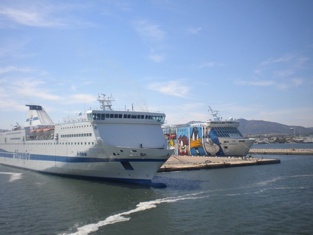 Traghetti Tirrenia e Moby in porto Olbia © ANSA