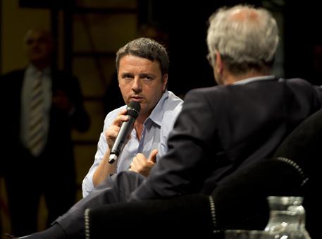 Matteo Renzi intervistato da Enrico Mentana al Festival dell'Economia di Trento © ANSA