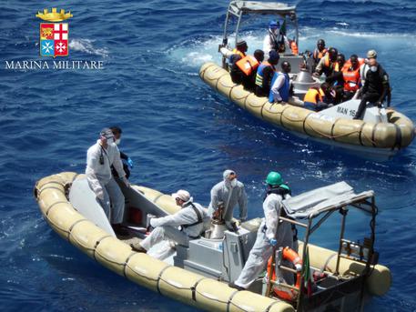 Una immagine delle operazioni di soccorso da parte della Marina Militare, dopo l'affondamento di un gommone carico di migranti avvenuto a circa 40 miglia a nord delle coste libiche © ANSA