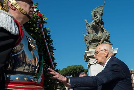 Il Presidente della Repubblica Giorgio Napolitano rende omaggio al Milite Ignoto - Ufficio Stampa Presidenza della Repubblica (foto: ANSA)