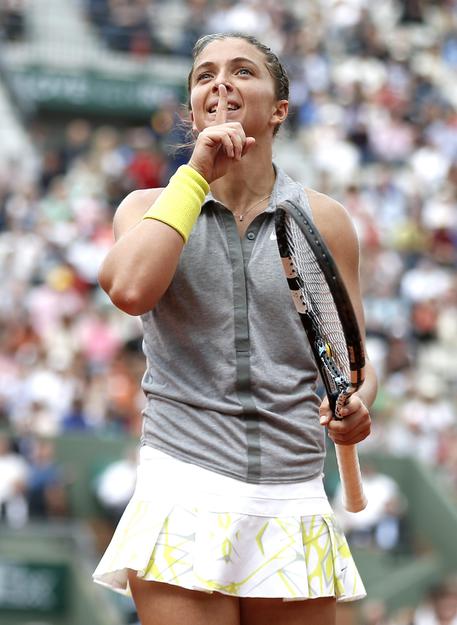 Sara Errani col dito davanti alla bocca zittisce il Roland Garros al termine del match vinto contro la Jankovic, per la quale aveva tifato il pubblico francese © EPA