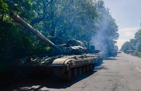 Carri armati in Ucraina orientale © EPA