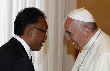 Papa Francesco con il presidente del Madagascar, Hery Rajaonarim Ampianina © ANSA