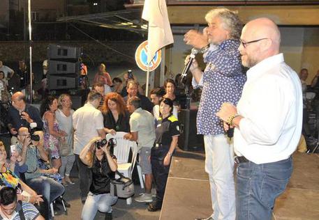 Beppe Grillo durante il suo comizio a Livorno con il sindaco M5s Filippo Nogarin (D), 28 giugno 2014. © ANSA 