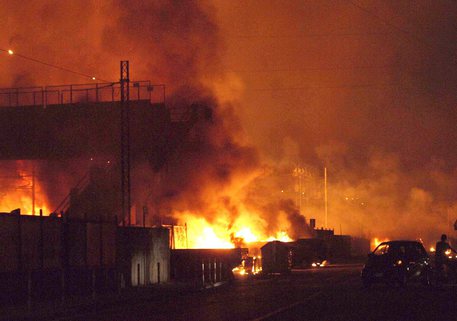 L'incendio divampato nella notte tra il 29 e il 30 giugno 2009 nella stazione di Viareggio, a seguito dell'esplosione della cisterna del treno © EPA