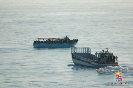 Soccorsi ai barconi carichi di migranti dalla Nave San Giorgio nel corso dell'operazione 