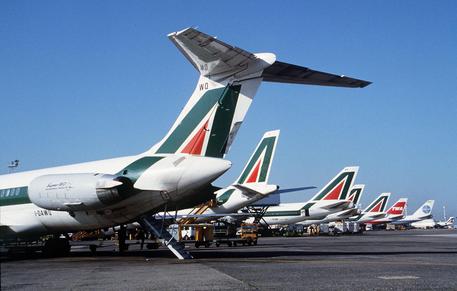Foto d'archivio di aerei dell'Alitalia fermi a Fiumicino © ANSA 