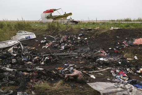 ukraine mh17 malaysian crash down shot airlines jet bodies plane malaysia site crashes graphic flight victims body boeing boston death