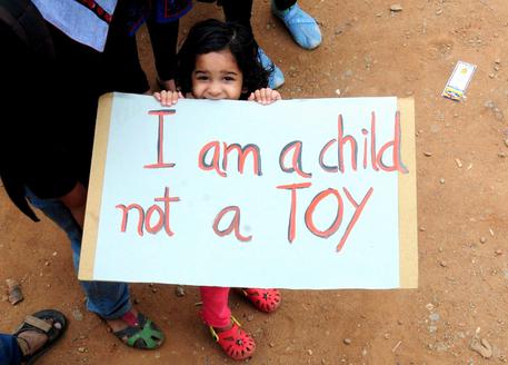 Manifestazione di protesta a Bangalore dopo la violenza a una bambina di sei anni © ANSA 