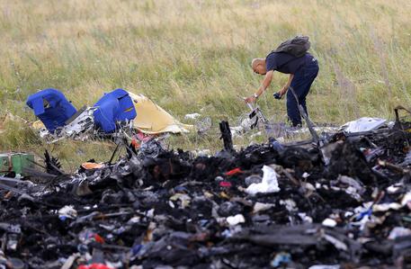 mh17 bodies crash malaysia ukraine flight plane airlines months take ansa epa ing site russia nbc robert