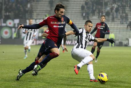 Davide Astori (s) e Sebastian Giovinco durante Cagliari-Juventus del 21 dicembre 2012 © ANSA 