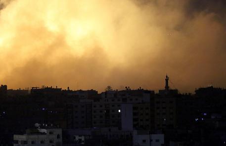 Gaza in fiamme (foto: EPA)