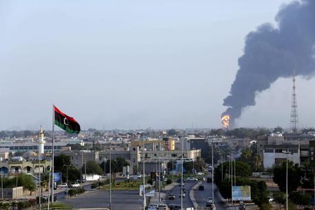 In fiamme depositi di petroli a Tripoli (foto: ANSA )