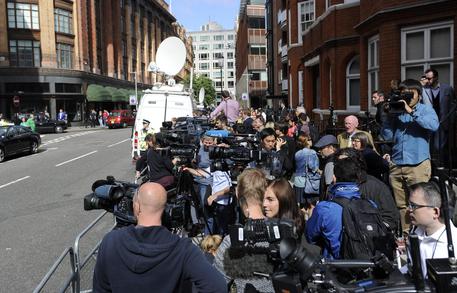 Giornalisti e attivisti assiepati a Londra per Julian Assange © EPA