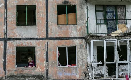 Un palazzo sventrato a Khartsyzk (24 chilometri da Donetsk) © EPA
