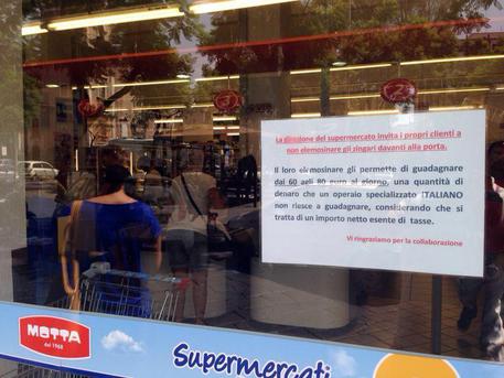 Supermercato, non date soldi a Rom guadagnano 80euro a giorno © ANSA