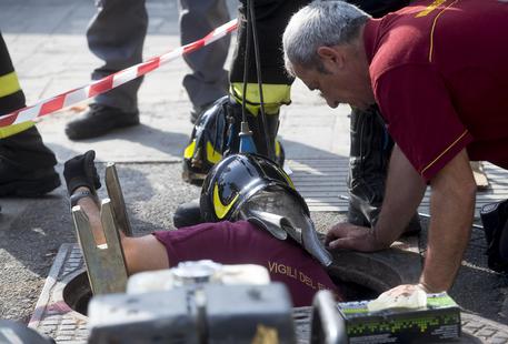 Esplode tombino, tre operai feriti a Roma - Foto: ANSA/CLAUDIO PERI © ANSA