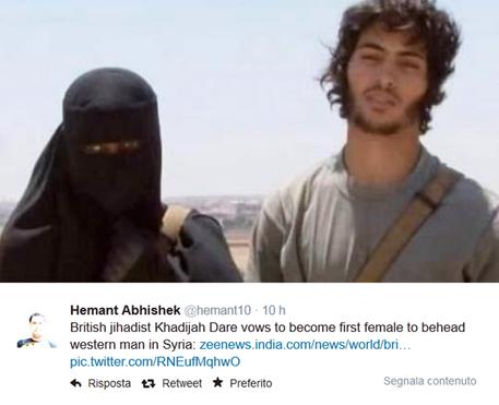 La donna jihadista, Kadijah Dare, su Twitter © ANSA