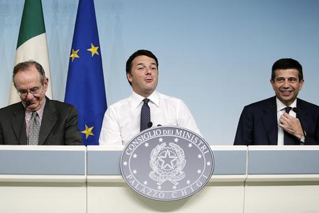 Il presidente del Consiglio Matteo Renzi con i ministri Pier Carlo Padoan e Maurizio Lupi © ANSA