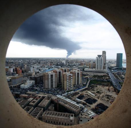 Libia nel caos, Tripoli in fiamme © ANSA 
