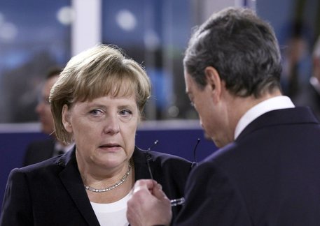 Merkel chiama Draghi, chiede lumi su cambio politiche © EPA