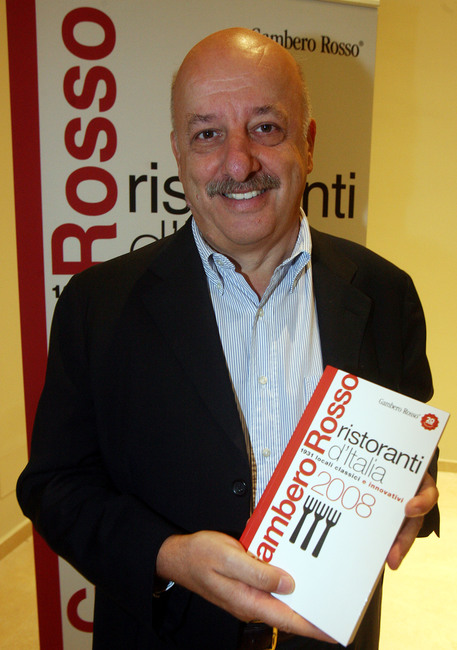 Ottobre 2007 - Stefano Bonilli presenta della guida ristoranti del Gambero Rosso al Palazzo delle Esposizioni a Roma © ANSA 
