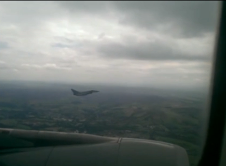 Fotogramma dell'aereo scortato a Manchester nel video pubblicato dal Daily Mail © Ansa