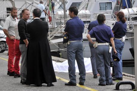 Giallo a Livorno, cadavere in mare: è vestito da prete © ANSA