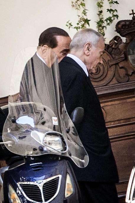 Silvio Berlusconi accompagnato da Gianni Letta, rientra a Palazzo Grazioli © ANSA